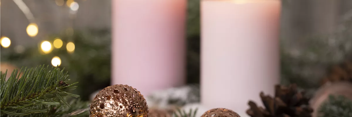 Kerzen mit Weihnachtsgedeck